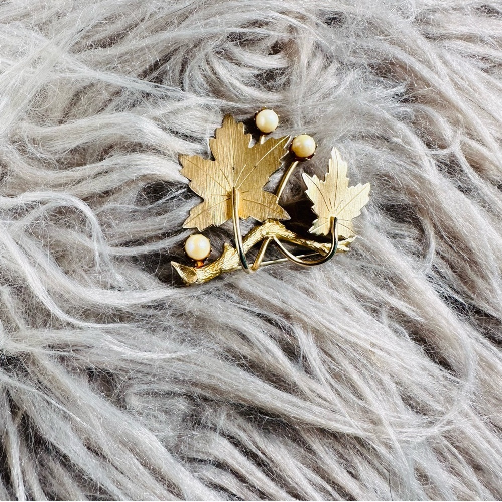 Vintage Sarah Cov Golden Xmas Pin